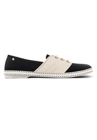 Zwarte en beige canvas schoenen met een gestructureerd oppervlak, voorzien van een ronde neus, decoratieve gouden veterogen en een gestreepte rubberen zool.