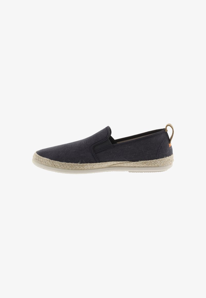 Scarpa slip-on in tela grigia con intersuola in juta intrecciata, pannelli laterali elasticizzati e un tassello sul tallone. Design leggero e flessibile.