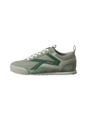 Low-top Calvin Klein Sneaker in Hellgrau und Grün mit Mesh- und Wildleder-Einsätzen, weißen Schnürsenkeln und strukturierter Sohle.