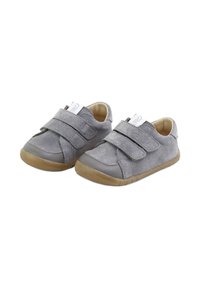 Zapatos de ante grises para toddlers con dos correas ajustables de velcro, punta redondeada y suela de goma con un acento beige. Forro interior suave visible.