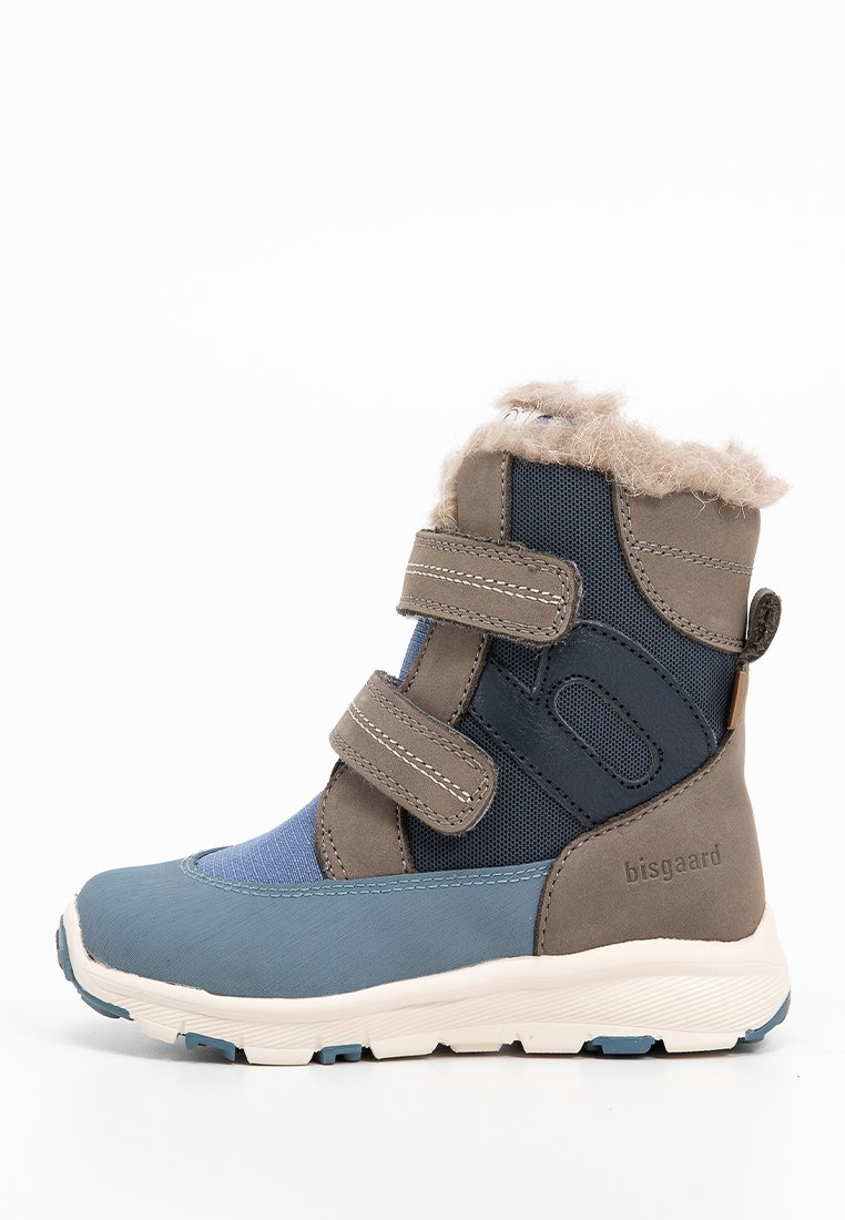 Braune und blaue Kinderstiefel mit fellgefüttertem Innenteil, Klettverschlüssen, Gummisohle und einer Mischung aus glatten und strukturierten Materialien. Logo an der Seite.