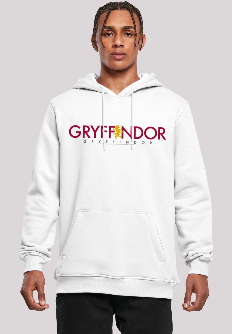 Fehér kapucnis felső, amelyen egy piros "GRYFFINDOR" logó és egy sárga oroszlán grafika található. Elől zsebbel és állítható húzózsinórral tervezve.