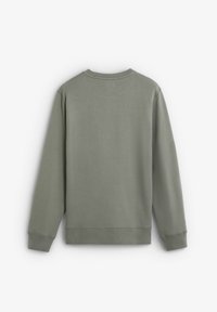 Sudadera verde, material de algodón, de manga larga, cuello redondo, puños y dobladillo acanalados, diseño minimalista sin gráficos ni acentos visibles.