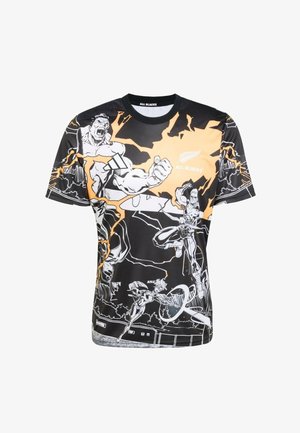 Musta urheilupaita, jossa on valkoisia ja oransseja sarjakuvatyylisiä grafiikoita, esittäen dynaamisia hahmoja. Valmistettu kevyestä ja hengittävästä kankaasta.