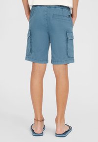 Blå cargoshorts i lätt tyg, med två sidfickor och en bakficka, samt en avslappnad passform med uppvikta fållar.