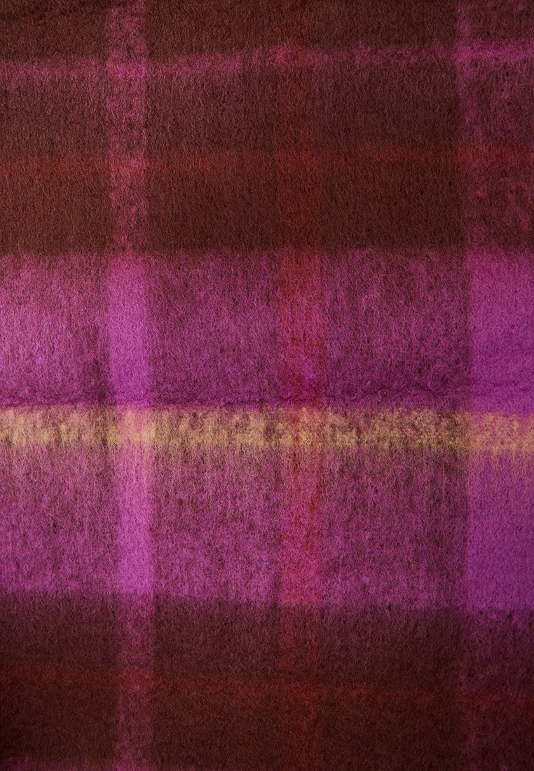 Geruite stof in paarse, roze en bruine tinten. Zachte, wolachtige textuur met horizontale en verticale strepen in verschillende schakeringen.