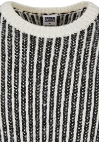 Pull en tricot à rayures noir et blanc avec un col rond et un tissu texturé. L'étiquette indique "Urban Classics", taille M, fabriqué au Bangladesh.