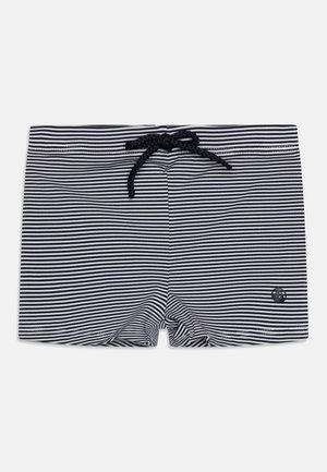 Shorts de bain rayés bleu marine et blancs avec une taille à cordon, comportant un petit logo à l'ourlet. Fabriqués en tissu lisse et léger.
