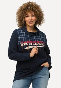 Felpa blu navy con design a quadri sulla parte superiore anteriore, con la scritta "UNBROKEN" in bianco e rosso, e cappuccio con cordini. Vestibilità casual.