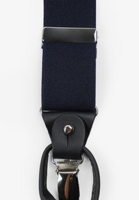 Correa de lona azul marino con detalles en cuero negro y herrajes plateados, que presenta un clip y una superficie texturizada.
