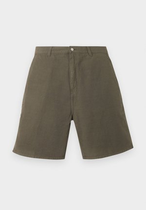 Alyvuogių žalios spalvos šortai iki kelių su diržo kilpelėmis, priekyje su sagomis ir užtrauktuku, pagaminti iš tvirto audinio.