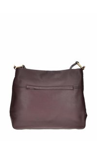 Borsa a tracolla in pelle bordeaux con una texture liscia, forma piatta e tasca anteriore. Presenta accessori in tonalità oro e tracolla regolabile.
