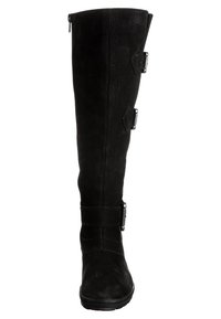 Botte haute en cuir noir avec trois boucles argentées, bout arrondi et fermeture éclair latérale, vue de face sur un fond blanc.