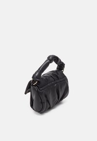 Mustan nahkakäsilaukku, jossa on ryppyinen muotoilu, solmukahva ja kultasävyiset yksityiskohdat. Rakoileva pinta, jossa on pehmeä viimeistely.