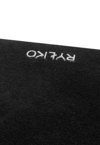 Prodotto in suede nero con logo metallico specchiato "PYLKO" ben in vista; la texture liscia e le linee pulite definiscono il design.