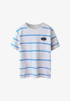 Ανοιχτό γκρι κοντομάνικο μπλουζάκι με μπλε οριζόντιες ρίγες και ένα μικρό έμβλημα παγκόσμιου χάρτη στο αριστερό στήθος.