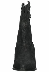 Botines de ante negro que presentan una puntera puntiaguda, costuras decorativas, cremallera lateral y un tacón bajo. Textura suave con una silueta estilizada.