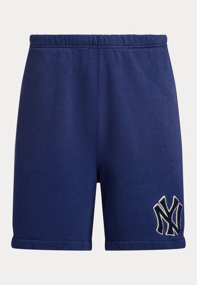 Σκούρα μπλε βαμβακερά σορτς με ελαστική μέση, με διπλωμένο τελείωμα και λευκό κεντημένο λογότυπο στο κάτω αριστερό μέρος.