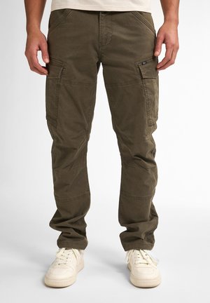 Pantalones cargo verde oliva con múltiples bolsillos grandes, ajuste entallado y material de algodón suave. Presentan costuras visibles y una textura desgastada.