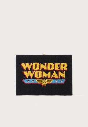 Czarna prostokątna kopertówka z żółtym i czerwonym tekstem "Wonder Woman" oraz niebieskim paskiem z białymi gwiazdkami i logo Wonder Woman.