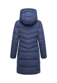 Marinblå pufferjacka med huva, med en chevronquiltad design, långa ärmar och en logotyp nära fållen.
