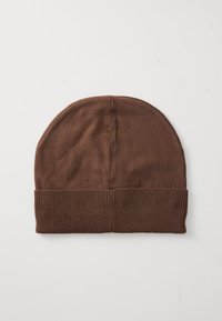 Bonnet tricoté marron avec une texture douce, un sommet arrondi et un poignet côtelé à la base. À plat, posé sur un fond blanc.
