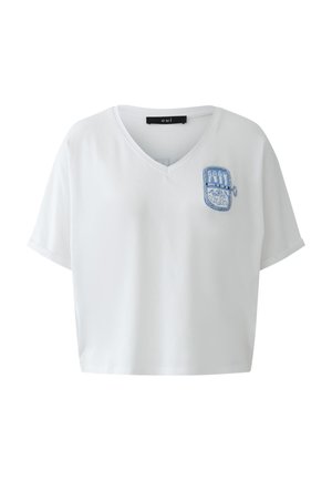 Wit T-shirt met V-hals en korte mouwen, met een blauw geborduurd ontwerp van een sardineblikje op de linkerborst.