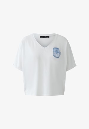 Wit T-shirt met V-hals en korte mouwen, met een blauw geborduurd ontwerp van een sardineblikje op de linkerborst.