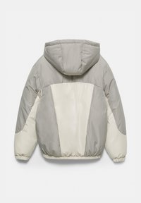 Hættetrøje i lysegrå og creme med farveblokdesign, blød tekstur og elastiske manchetter, der giver en afslappet pasform.