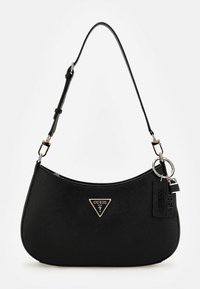 Borsa nera con texture, dalla forma curvata, con un logo triangolare dorato e dettagli in hardware argento. Include una tracolla regolabile.