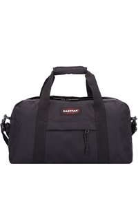 Sort duffel bag lavet af holdbart stof, med dobbelte håndtag, justerbar skulderrem, frontlomme og logo-patch. Firkantet form.
