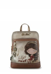 Rucksack aus braunem und metallischem Leder mit einer klaren Vorderseite, auf der ein illustriertes Mädchen zu sehen ist, verziert mit Anhängern und dem Text "Know Yourself".