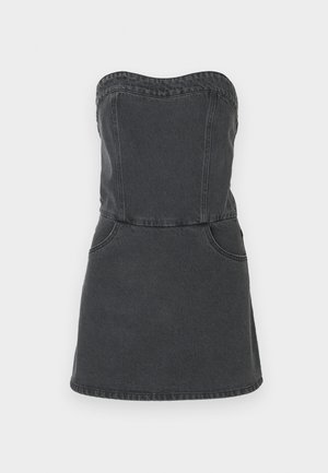 Sukienka denimowa bez ramiączek w ciemnoszarym kolorze, z dopasowanym gorsetem, dwiema przednimi kieszeniami i prostą spódnicą z widocznymi detalami szwów.
