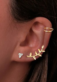 Boucles d'oreilles dorées au design de vigne avec des accents de feuilles et une petite clous triangulaire en argent avec des pierres précieuses transparentes.