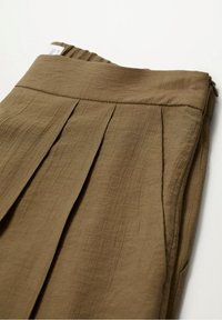 Khaaki, plisowane spodnie z lekkiego materiału, charakteryzujące się gładką fakturą i elastycznym pasem dla komfortu.