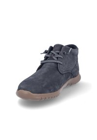 Botines de ante azul marino con cordones grises estampados, puntera redondeada y suela de goma flexible de color marrón claro. Parte superior con textura suave.