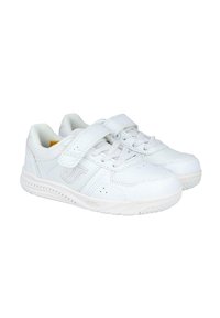 Zapatillas blancas con un upper sintético suave, que cuentan con una correa de gancho y bucle, un diseño con cordones y una suela de goma texturizada.