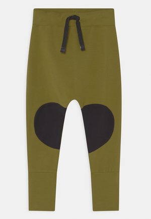 Olivgrüne Kleinkinderhose mit schwarzen herzförmigen Aufnähern an den Knien und schwarzem Kordelzug am elastischen Bund.