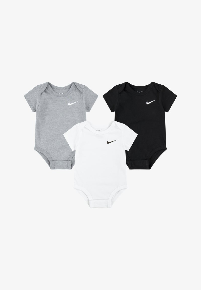 Três bodies infantis: cinza, branco e preto. Cada um apresenta mangas curtas, fecho de pressão e um pequeno logotipo da Nike na frente.