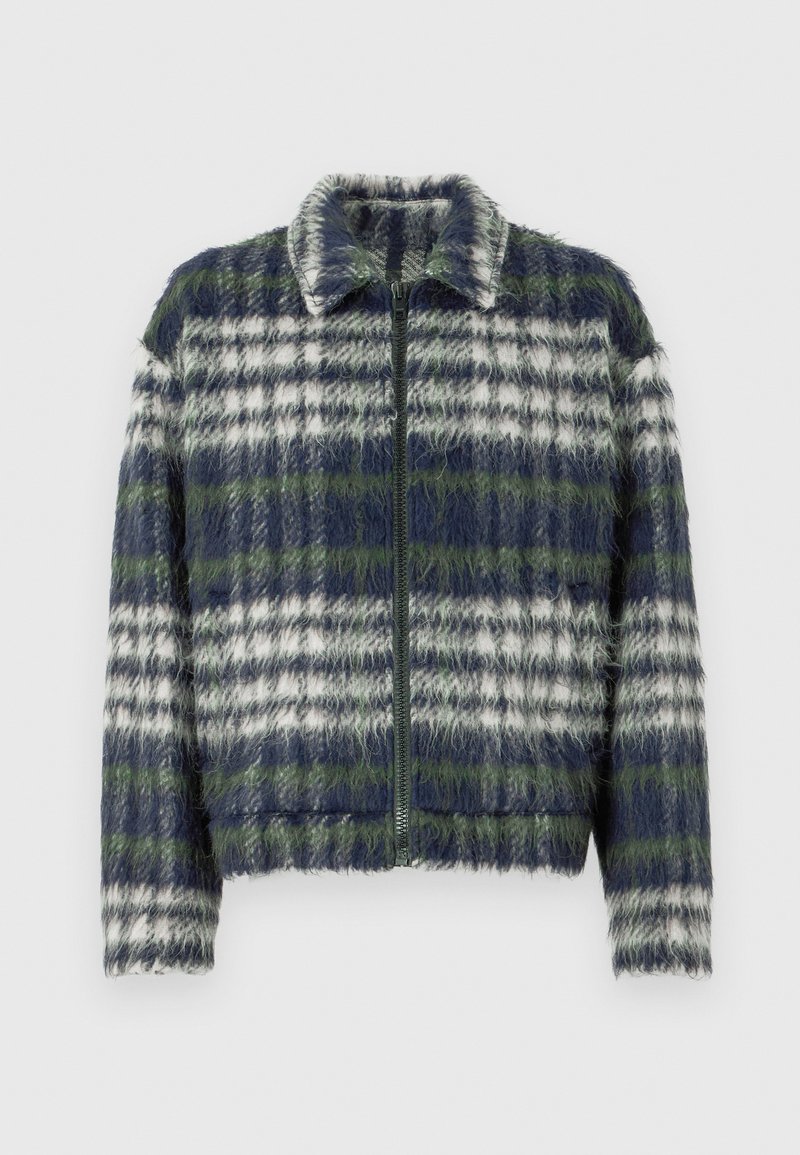 Chaqueta de felpa con cremallera, en un patrón de rayas horizontales azules, verdes y blancas, con un cuello doblado.