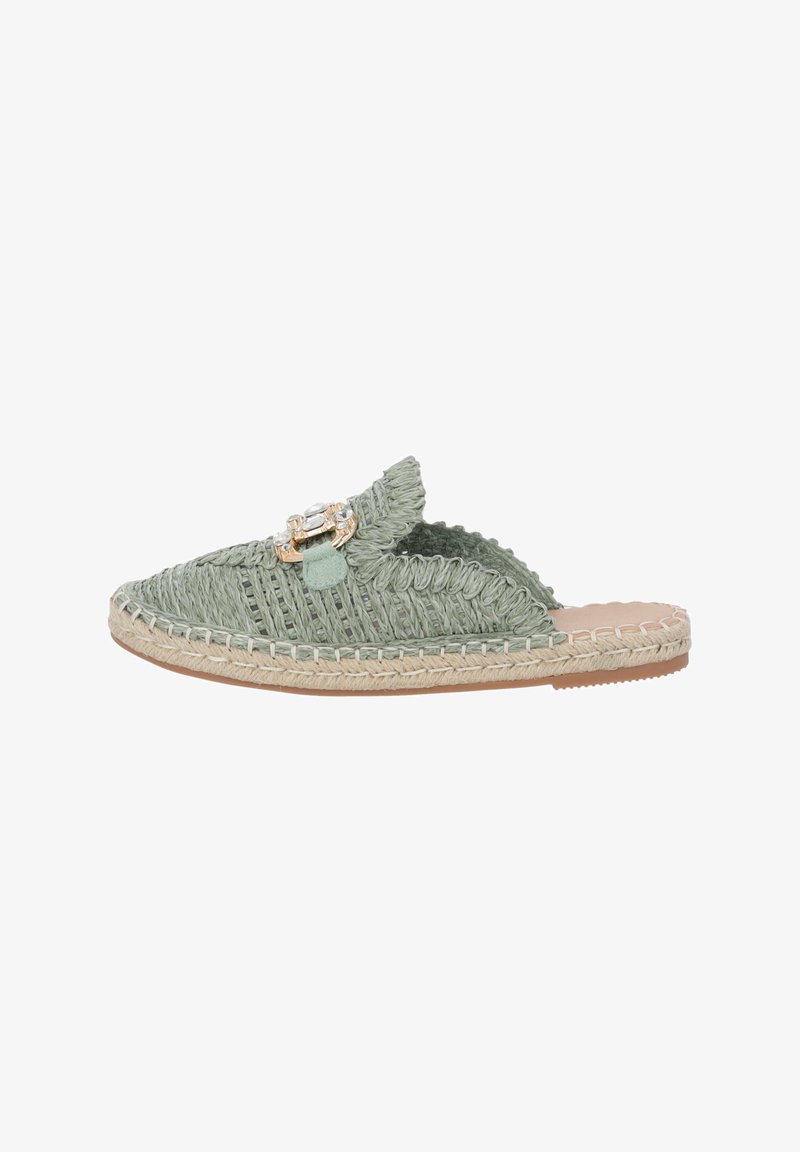 Grön vävd slip-on sko med en scalloped kant, prydd med en dekorativ hårdvarudetalj och en naturlig jute-sula. Platt design.