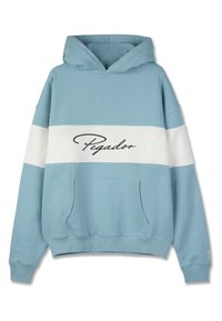 Svetlo modrá mikina s kapucňou s bielym vodorovným pruhom a nápisom "Pegador" čiernym kurzívou. Predné kengurí vrecko a rebrované manžety.