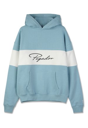 Svetlo modra kapuca srajca z belo vodoravno črto, na kateri je napis "Pegador" v črni pisavi. Sprednja kenguru žepa in odrih na rokavih.