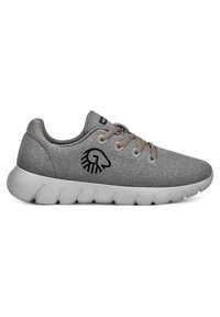 Graue Stoffschuhe mit einer strukturierten Oberfläche, kontrastierenden orangefarbenen Schnürsenkeln, einem schwarzen Logo und einer weißen Gummisohle mit Wellenmuster.