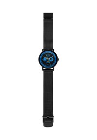 Orologio con cinturino in rete nera e quadrante tondo blu e nero, dotato di tre sub-quadranti, dettagli in oro e design minimalista.