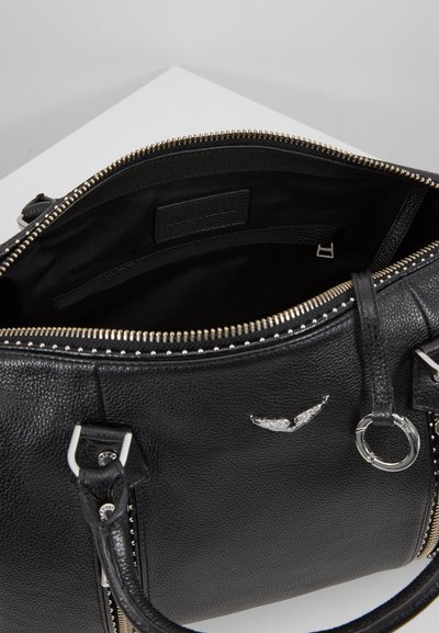 Schwarze Ledertasche mit silbernem Zubehör, Reißverschluss und Innenfach. Texturierte Außenseite und dekoratives Flügelemblem auf der Vorderseite.