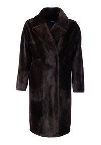 Lång brun faux fur-kappa med modern design, breda slag och rak silhuett. Mjuk textur och inga synliga detaljer eller knäppningar.