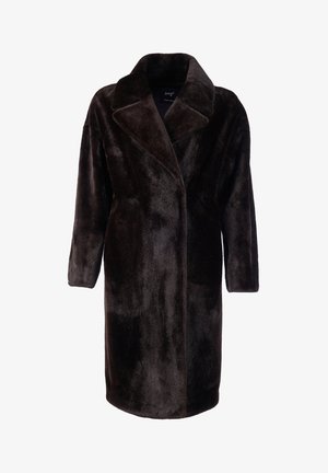 Lang brun faux fur frakke med et moderne design, brede klapper og en lige silhuet. Blød tekstur og ingen synlige metaldele eller lukninger.