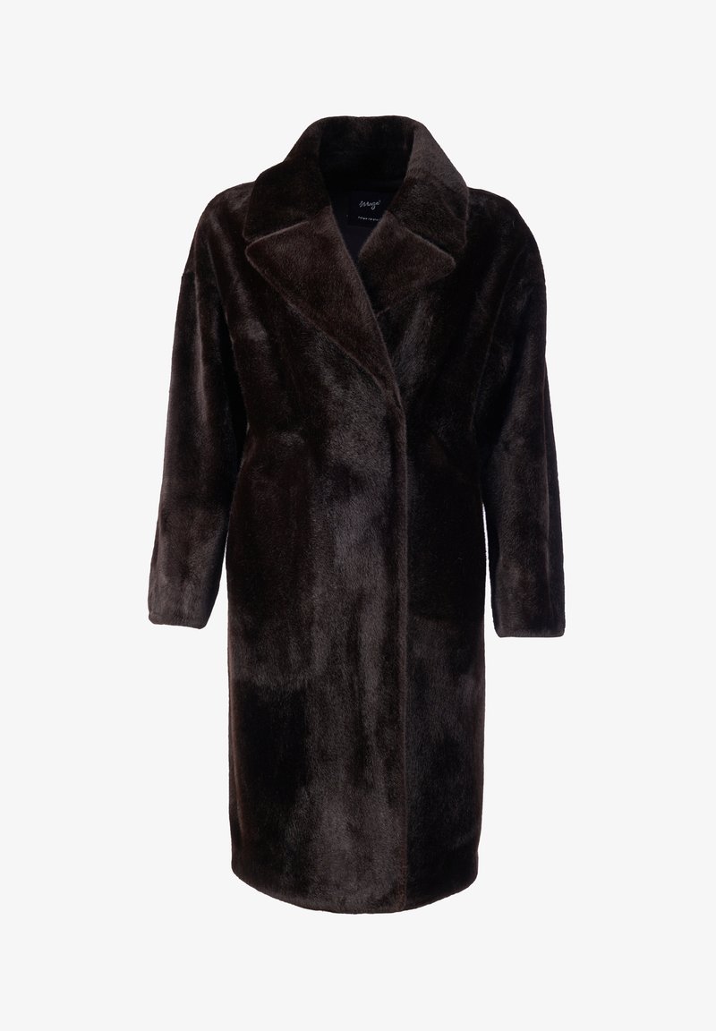 Lang brun faux fur frakke med et moderne design, brede klapper og en lige silhuet. Blød tekstur og ingen synlige metaldele eller lukninger.