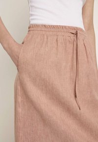 Rosa Leinenrock mit elastischem Bund, Kordelzug und seitlichen Taschen mit strukturiertem Finish.